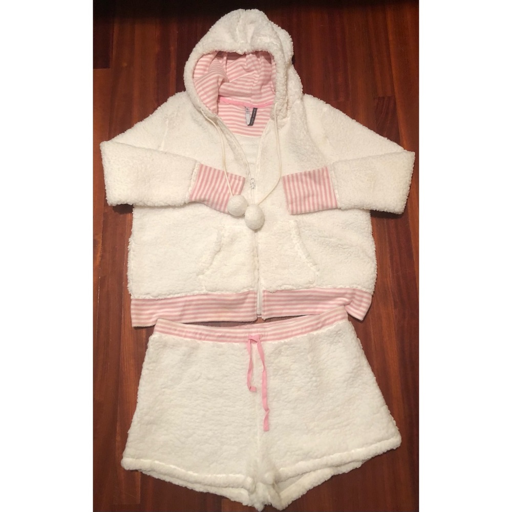 Jaclyn Intimidates women’s white and pink sleepwear in a XL. Machine wash.